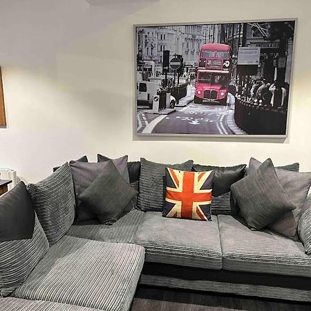Stunning Flat With Parking Free Near Sutton Station Daire Cheam Dış mekan fotoğraf