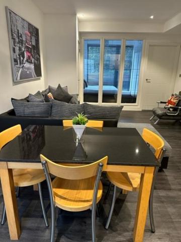 Stunning Flat With Parking Free Near Sutton Station Daire Cheam Dış mekan fotoğraf