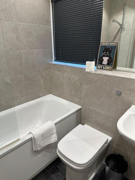 Stunning Flat With Parking Free Near Sutton Station Daire Cheam Dış mekan fotoğraf